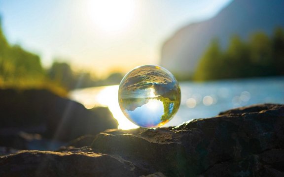 Wassertropfen durch den ein See umgeben von Wald sich widerspiegelt