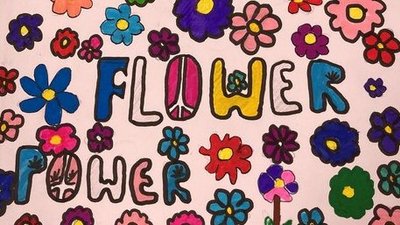 Schulheft mit gemalten bunten Blumen