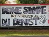Eine Mauer mit Grafitti-Text "Deine Stimme ist stärker als du denkst"